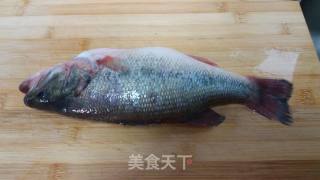清蒸鲈鱼的做法步骤：1