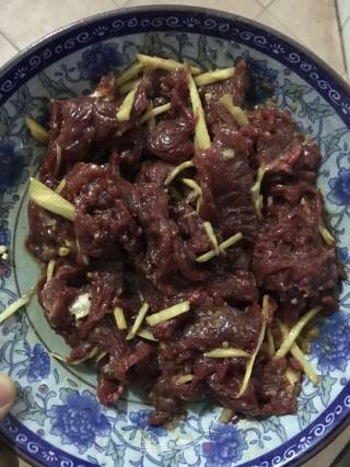 #快手懒人餐#牛肉炒木瓜的做法步骤：1