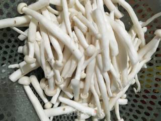 #快手懒人餐#瘦肉炒鲜茶树菇的做法步骤：2