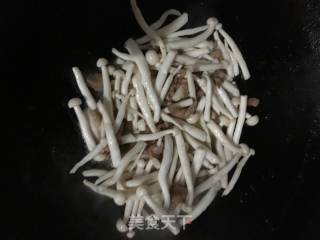 #快手懒人餐#瘦肉炒鲜茶树菇的做法步骤：3