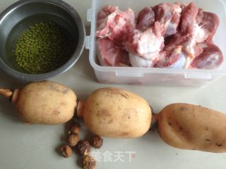 莲藕绿豆猪骨汤的做法步骤：1