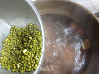 莲藕绿豆猪骨汤的做法步骤：10