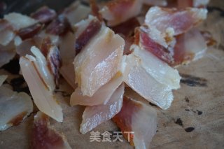 腊肉炒芥兰的做法步骤：1