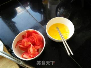 快手懒人餐 番茄鸡蛋香芹刀削面的做法步骤：1
