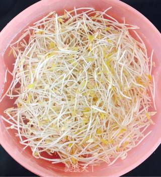 炒绿豆芽的做法步骤：1