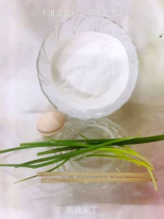 简单款鸡蛋葱油饼的做法步骤：1