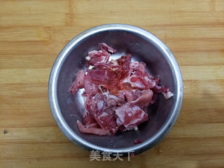 肉片炒鲜蘑的做法步骤：3