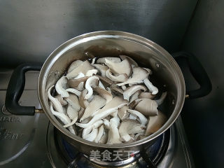 肉片炒鲜蘑的做法步骤：4