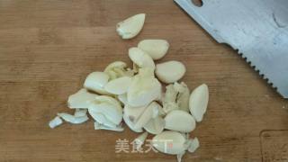 蒜香砂锅干锅虾的做法步骤：2