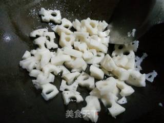 糖醋藕丁的做法步骤：1