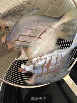 一卤鲜咸鲳鱼的做法步骤：3