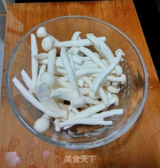 海鲜菇猪肝汤的做法步骤：1