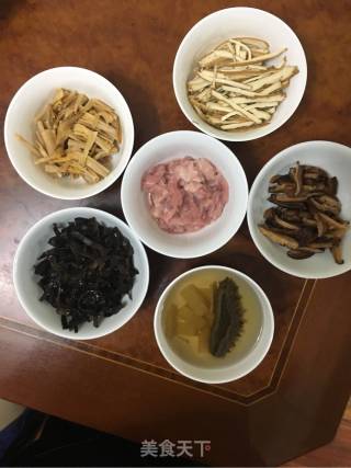 酸辣汤的做法步骤：1
