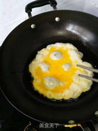 香菜炒鸡蛋的做法步骤：2