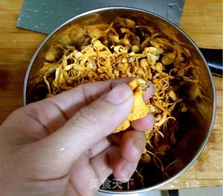 冬季温补-虫草花炖草鸡的做法步骤：1