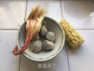 “快手懒人餐”昙花鱼丸面的做法步骤：1