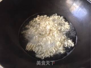 “快手懒人餐”昙花鱼丸面的做法步骤：3