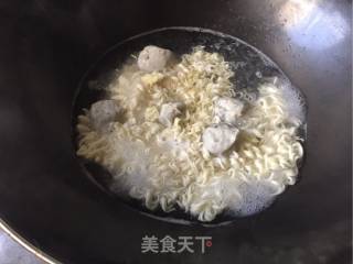 “快手懒人餐”昙花鱼丸面的做法步骤：4