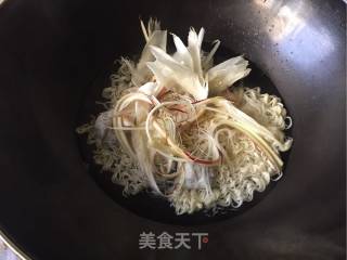 “快手懒人餐”昙花鱼丸面的做法步骤：5