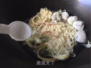 “快手懒人餐”昙花鱼丸面的做法步骤：7