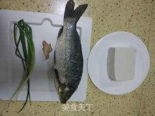 鲫鱼豆腐汤的做法步骤：1