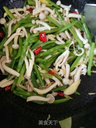 白玉菇炒豆角的做法步骤：7
