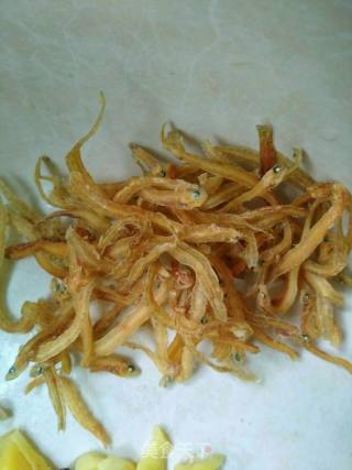 花甲螺肉银鱼鱿鱼须粥的做法步骤：2