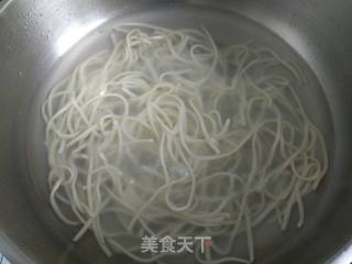 #快手懒人餐#荷包蛋鸡丝酸辣面的做法步骤：4