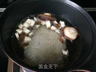 香菇酸菜牛肉米粉的做法步骤：6