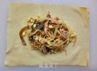 豆皮肉卷的做法步骤：6