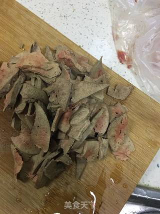 尖椒炒猪肝的做法步骤：1