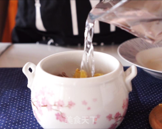 花旗参石斛花胶汤的做法步骤：3