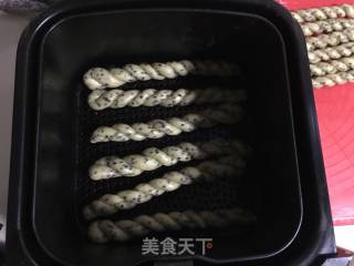 鸡蛋芝香麻花的做法步骤：12