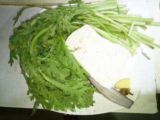 茼蒿豆腐煲的做法步骤：1