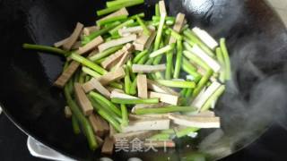 蒜苔香干五花肉的做法步骤：10