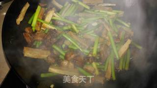 蒜苔香干五花肉的做法步骤：11