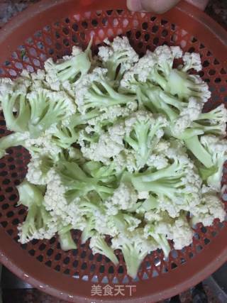 西红柿瘦肉炒花菜的做法步骤：1
