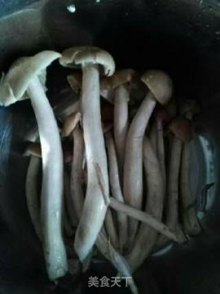 乌鸡沙虫茶树菇汤的做法步骤：2