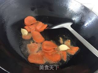 炝炒口蘑木耳胡萝卜的做法步骤：4