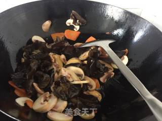 炝炒口蘑木耳胡萝卜的做法步骤：6