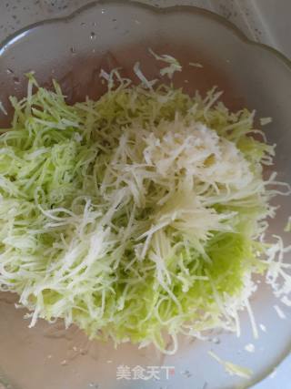 萝卜虾皮素馅蒸饺的做法步骤：2
