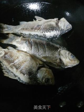 红烧鲫鱼的做法步骤：3