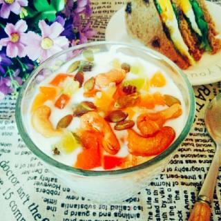 #懒人快手餐#水果干酸奶的做法步骤：3