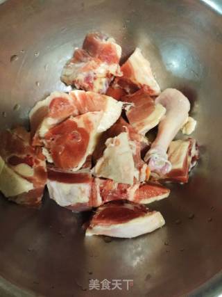 魔芋烧鸭腿的做法步骤：1