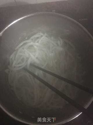 客家特色早餐之瘦肉煮老鼠粄的做法步骤：2