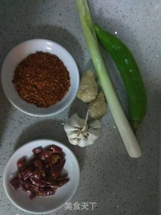 香辣可口的＂酸菜鸡＂的做法步骤：2