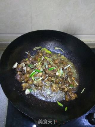 香辣可口的＂酸菜鸡＂的做法步骤：7
