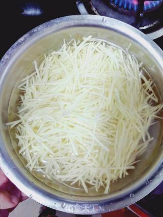 凉拌土豆丝的做法步骤：1