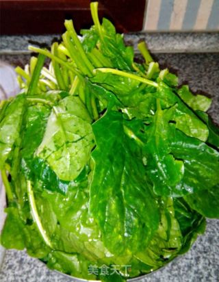肉末菠菜的做法步骤：1