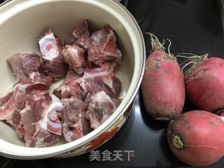 鲜香猪骨炖萝卜的做法步骤：1